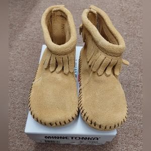 NWT Minnetonka Infant's Sizes 1 2 3 4 5 Back Strap Infant Bootie Tan Mocassins